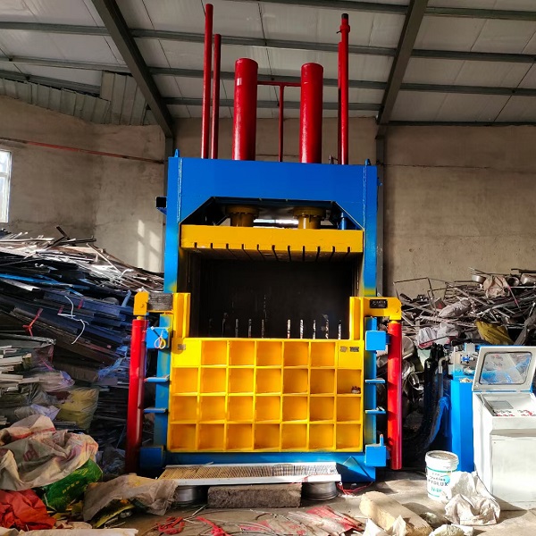 vertical metal baler (8)